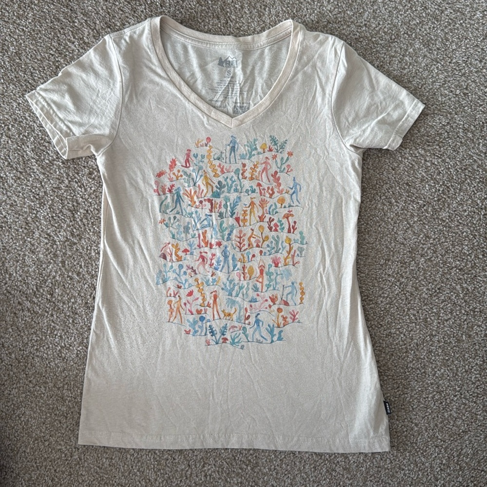 Rei co-op women’s v neck design shirt beige size small